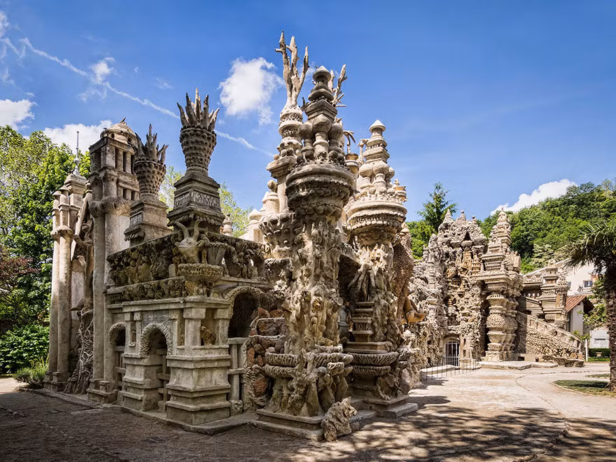 Hiện, tòa lâu đài được mở cửa quanh năm cho khách tham quan và là nơi tổ chức các buổi hòa nhạc, triển lãm nghệ thuật.