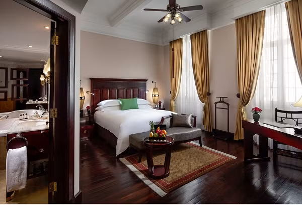 Khách sạn gồm 364 phòng và dãy phòng, ẩm thực Pháp tại Le Beaulieu, đặc sản Việt Nam tại nhà hàng Spices Garden. Ngoài ra, Sofitel Metropole Legend còn có 7 phòng chức năng, một hồ bơi, phòng tập thể dục, phòng spa...