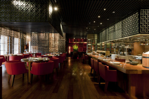 Nhà hàng Square One trong khách sạn Park Hyatt Saigon phục vụ các món hải sản thuần túy Việt Nam và các món thịt bò nhập ngoại hảo hạng.