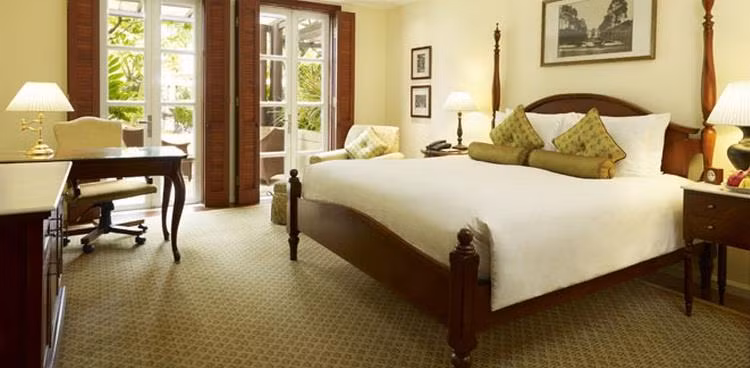 Khách sạn có 252 phòng khách sang trọng gồm 21 phòng căn hộ, bể bơi rộng, spa hiện đại, các khu giải khát và nhà hàng cao cấp cùng với trung tâm thương mại và phòng hội họp được trang bị đầy đủ tiện nghi, phòng tiệc.