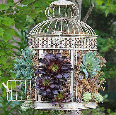 Bỏ một chút thời gian và công sức, bạn đã có thể tự tạo được một giỏ hoa xinh xắn thế này.