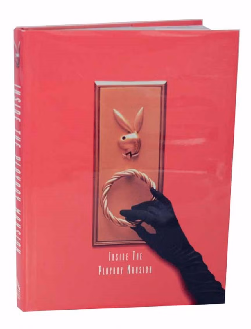 Trong dinh thự Playboy có giờ giới nghiêm: Một trong những bạn gái cũ của Hefner cho biết tại đây có giờ giới nghiêm, các cô gái phải về dinh thự trước 9h tối, trừ khi đi cùng Hefner. Nhân viên lâu đài sẽ ghi lại tên cô gái nào vi phạm giờ giới nghiêm và sẽ bị phạt tiền trợ cấp 1.000 USD trong tuần đó.