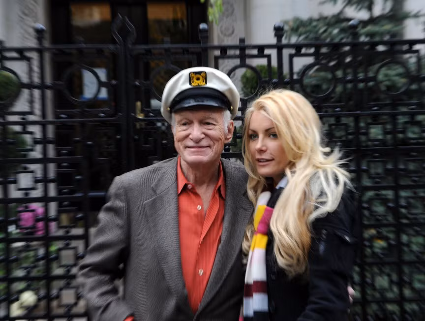 Các cô bạn gái được trả lương: Các cô bạn gái nhận được 1.000 USD/tuần, một chiếc ô tô mới, tiền khám răng và khám bệnh, hỗ trợ phẫu thuật thẩm mỹ. Tuy nhiên, cũng có những người tình của Hef đã không chịu được sự kìm kẹp này.