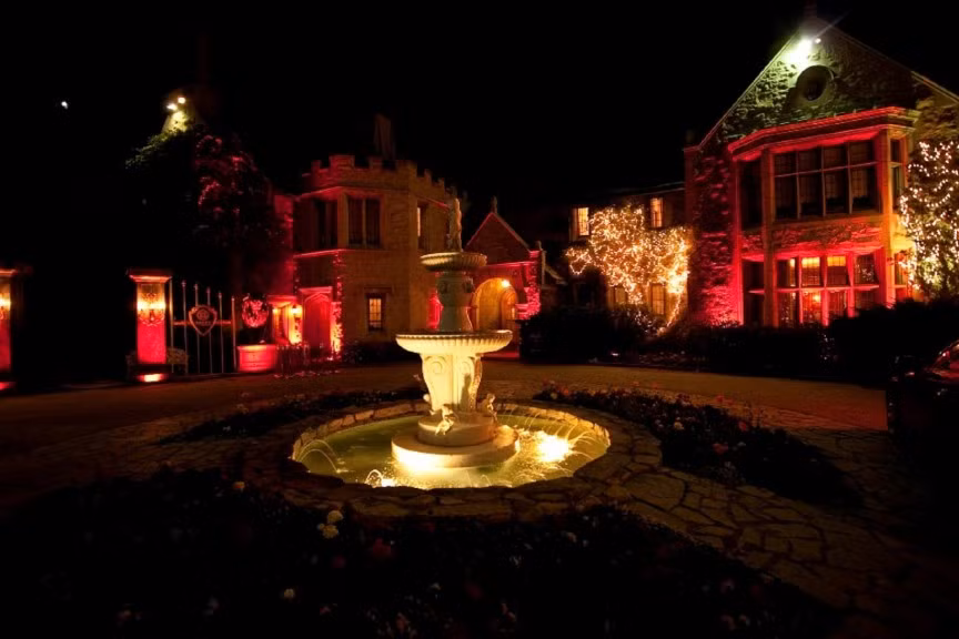 Theo bật mí của một số cựu người mẫu Playboy từng sống ở đây, biệt thự Playboy luôn trong tình trạng mất vệ sinh, bẩn thỉu. Những bộ ga giường ngả màu, những tấm thảm chùi chân lâu ngày không giặt, nội thất dơ dáy, cáu bẩn, thức ăn chó vương vãi khắp nơi.