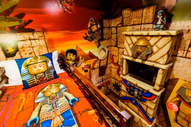 Mỗi phòng cao cấp của khách sạn có thể chứa đến 5 người, có các khu riêng biệt và truyền hình cáp. Có ít nhất 8 mô hình lego trong mỗi phòng.