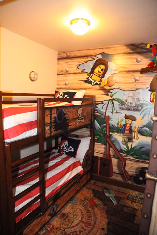 Đặc biệt, bên trong mỗi phòng còn có "kho báu" mà khách, trẻ em có thể khám phá. Bạn phải giải quyết 4 đầu mối để mở được chúng và sẽ có những phần thưởng hấp dẫn.