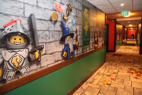 Các hình lego được trang trí suốt dọc hành lang.