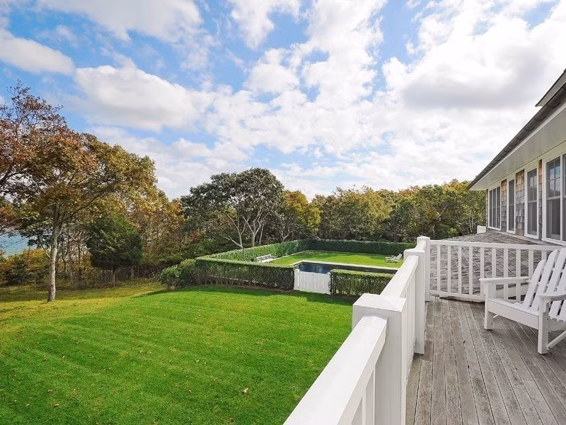 Biệt thự xa hoa này có cảnh quan được thiết kế tuyệt đẹp với nhiều không gian mở cho các hoạt động vui chơi giải trí.