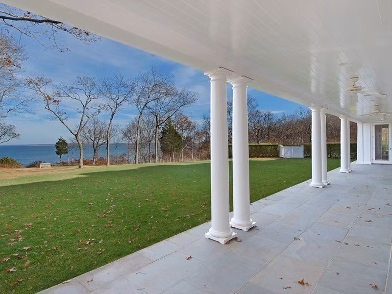 Ở phía sau của ngôi nhà cũng có view đẹp như tranh vẽ nhìn ra Đại Tây Dương.