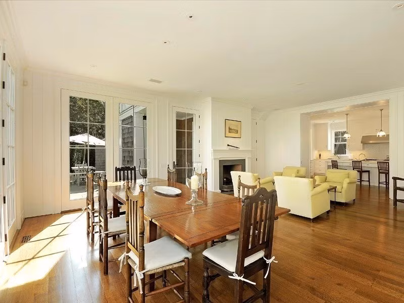 Biệt thự có rất nhiều không gian cho cả gia đình bà Clinton lựa chọn để cùng ăn cơm trưa với nhau.