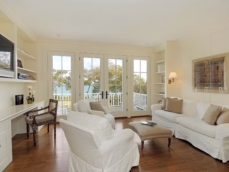 Dinh thự sang trọng có 6 phòng ngủ, nằm ở Amagansett, New York (Mỹ). Cùng thời điểm này năm ngoái, gia đình bà Clinton cũng thuê căn biệt thự này để nghỉ dưỡng. Biệt thự này thuộc sở hữu của Andre và Lois Nasser - một nhà sưu tầm nghệ thuật và kinh doanh bất động sản.