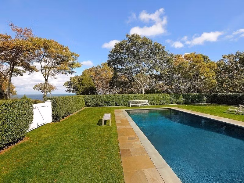 Dinh thự còn gây ấn tượng với một bể bơi dài hơn 15m.