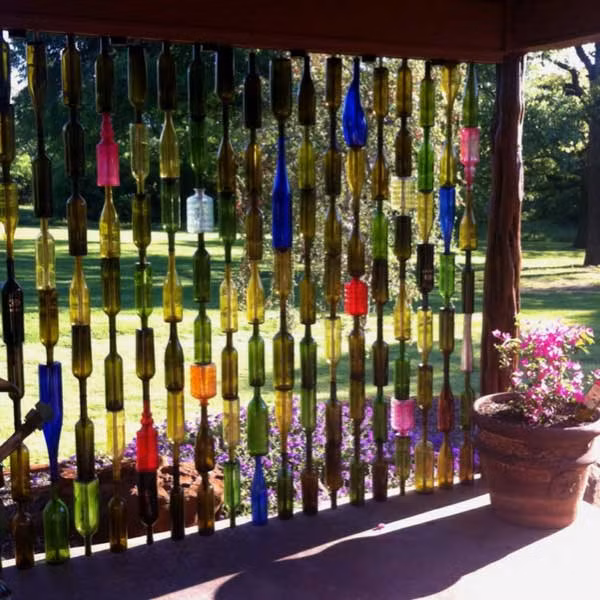 Bức tường rào nhiều màu sắc từ các vỏ chai rượu cũ.