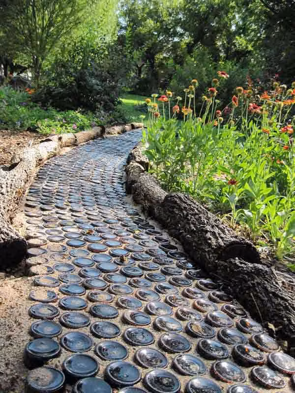 Bạn cũng có thể dùng chai để lát con đường vào sân vườn xinh đẹp.