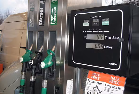 5. Anh, giá xăng: 1,83 USD/lít (41.500 đồng): Các loại xe chạy điện đang phát triển với tốc độ bùng nổ ở Anh. Theo hãng nghiên cứu IHS, Anh hiện là thị trường có tỷ lệ doanh số xe chạy điện cao nhất thế giới. Xe chạy điện được xem là một giải pháp hữu hiệu với quốc gia có giá xăng cao như Anh.