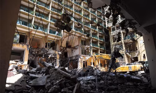 "Việc dỡ bỏ khách sạn thật sự lãng phí và còn gây ô nhiễm môi trường”, một người khác chia sẻ.