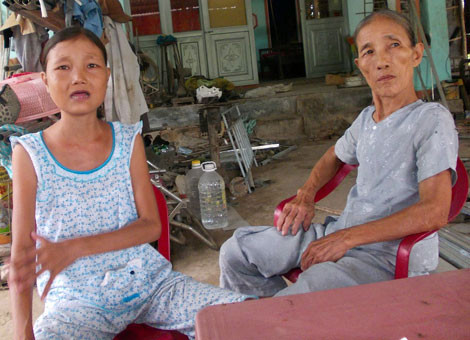 Co gai 28 tuoi gia nhu ba lao va an khoe nhu luc sy