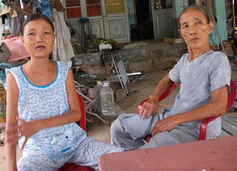 Co gai 28 tuoi gia nhu ba lao va an khoe nhu luc sy