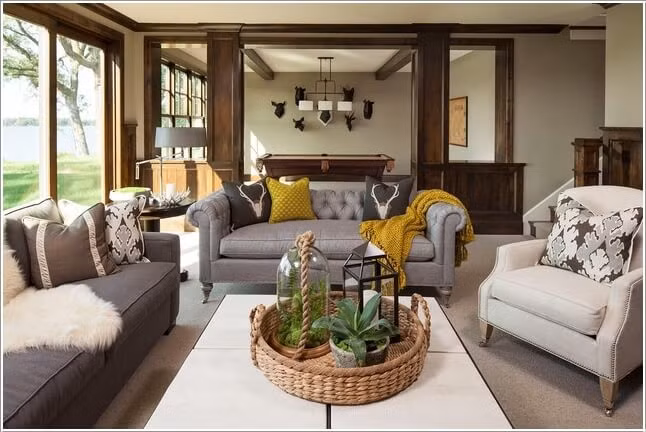 Một giỏ hoa xinh xắn trưng bày ở bàn tiếp khách.