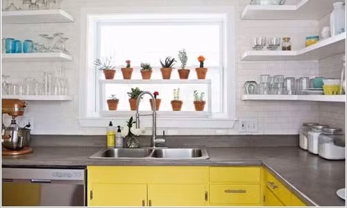 Cửa sổ nhà bếp cũng là một nơi đặt các chậu cây xanh trang trí lý tưởng.