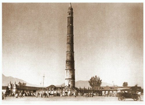 Tòa tháp Dharahara, hay còn gọi là tháp Bhimsen, từng là tòa tháp cao nhất ở Nepal, được xây dựng từ thế kỷ 19. Ảnh: "Tòa tháp anh em của tháp" Dharahara trước khi bị sập do trận động đất năm 1934.