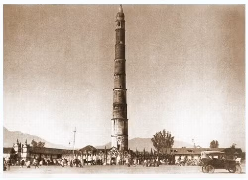 Tòa tháp Dharahara, hay còn gọi là tháp Bhimsen, từng là tòa tháp cao nhất ở Nepal, được xây dựng từ thế kỷ 19. Ảnh: "Tòa tháp anh em của tháp" Dharahara trước khi bị sập do trận động đất năm 1934.