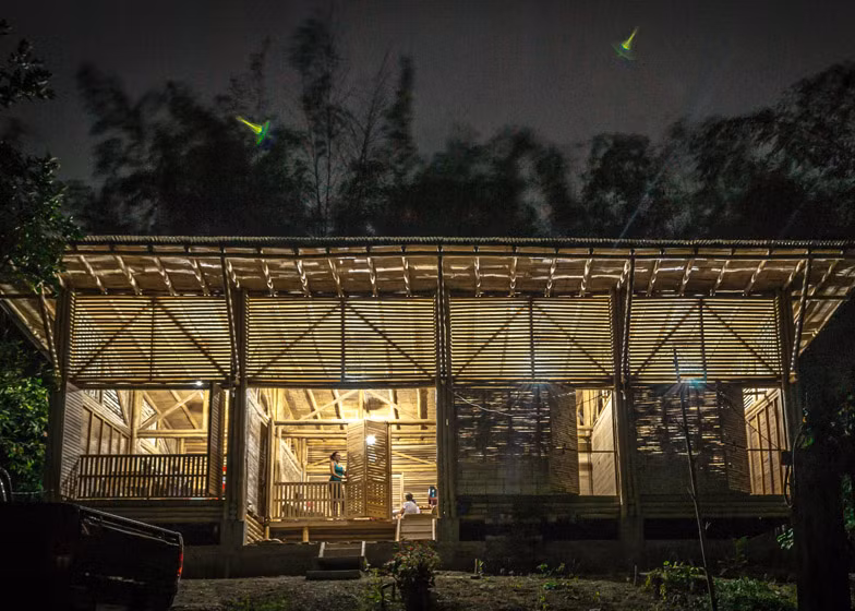 Giống như các ngôi nhà truyền thống khác trong khu vực, Casa Convento được nâng lên cao khỏi mặt đất để thúc đẩy lưu thông không khí và làm giảm nguy cơ lũ lụt.