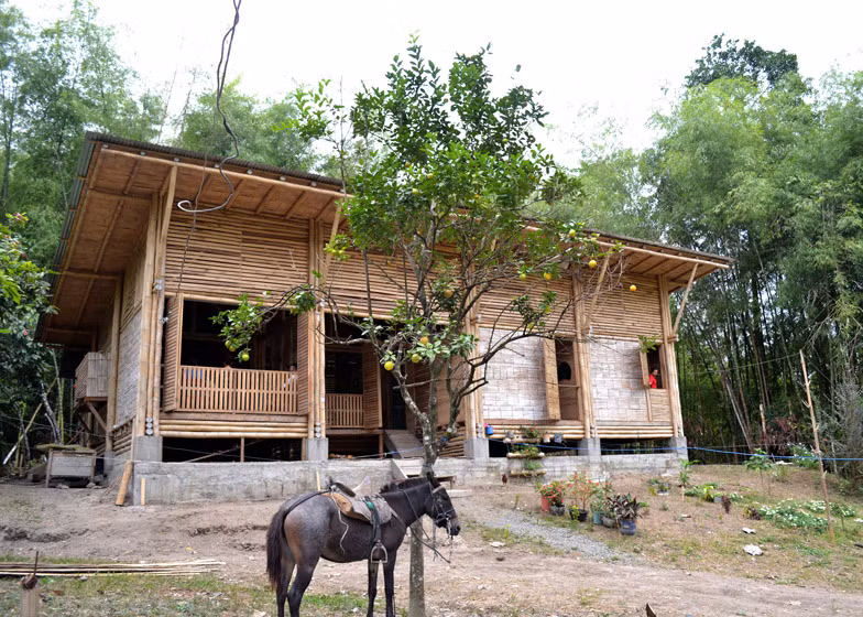  Ngôi nhà bằng tre được xây dựng từ 900 cọc tre, thiết kế bởi kiến trúc sư Enrique Mora Alvarado tại một khu rừng nhiệt đới xa xôi Ecuador.