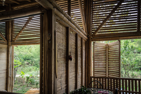 Ngôi nhà tre này được chia thành các gian phòng khách, phòng ăn và nhà bếp.