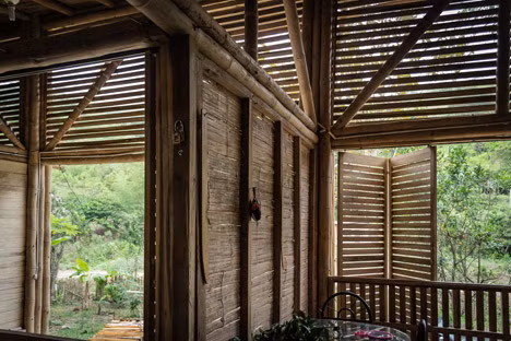 Ngôi nhà tre này được chia thành các gian phòng khách, phòng ăn và nhà bếp.