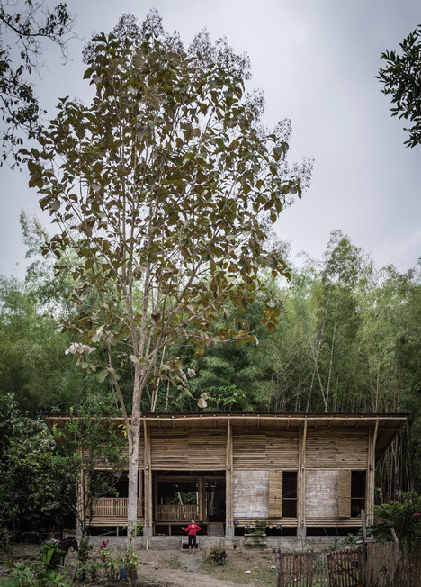 Nhà bếp được bố trí nhô ra khỏi tòa nhà chính để ngăn khói bay vào các không gian sống trong nhà.