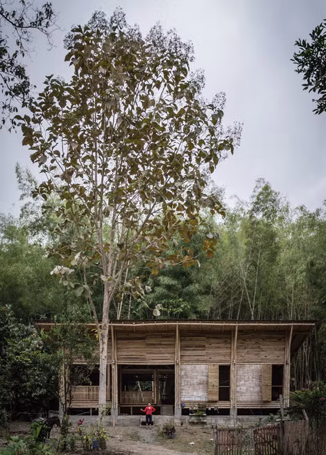 Nhà bếp được bố trí nhô ra khỏi tòa nhà chính để ngăn khói bay vào các không gian sống trong nhà.