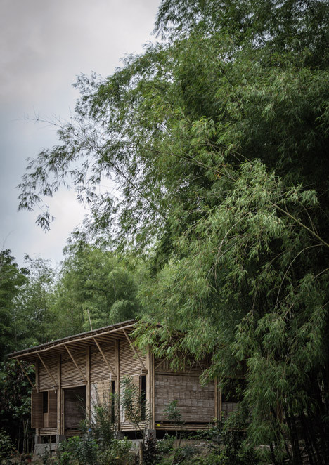 Kiến trúc sư Alvarado đã quyết định sử dụng tre làm vật liệu chính để tiết kiệm chi phí xây dựng và loại bỏ những khó khăn trong việc vận chuyển vật liệu tại khu vực này.