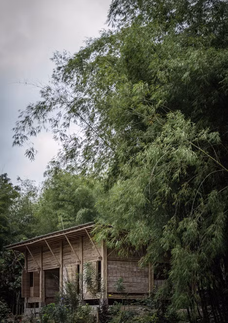 Kiến trúc sư Alvarado đã quyết định sử dụng tre làm vật liệu chính để tiết kiệm chi phí xây dựng và loại bỏ những khó khăn trong việc vận chuyển vật liệu tại khu vực này.