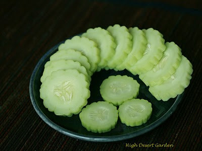 Các bà nội trợ thường dùng dưa chuột rắn làm các món salad bởi vị ngọt mát của nó.