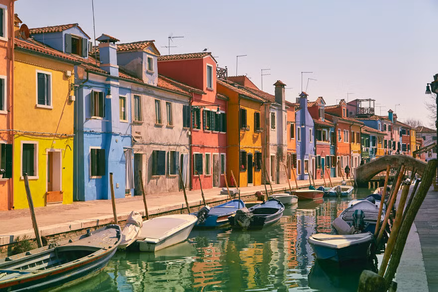 Những ngôi nhà trên hòn đảo Burano nổi bật giữa biển khơi bởi những màu sắc lòe loẹt, bắt mắt.