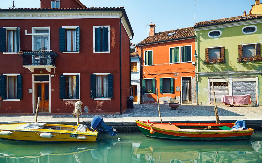 Những ngôi nhà nhỏ đủ màu sắc từ xanh, vàng, da cam chói lóa, hay màu trắng giản dị dọc theo kênh gây ấn tượng sâu sắc với mỗi du khách đặt chân tới Burano.