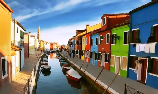Đảo Burano gây ấn tượng với những con kênh xanh ngắt màu lục bảo, đôi cây cầu thơ mộng và những con thuyền vaporetto đặc trưng vùng sông nước Italy.