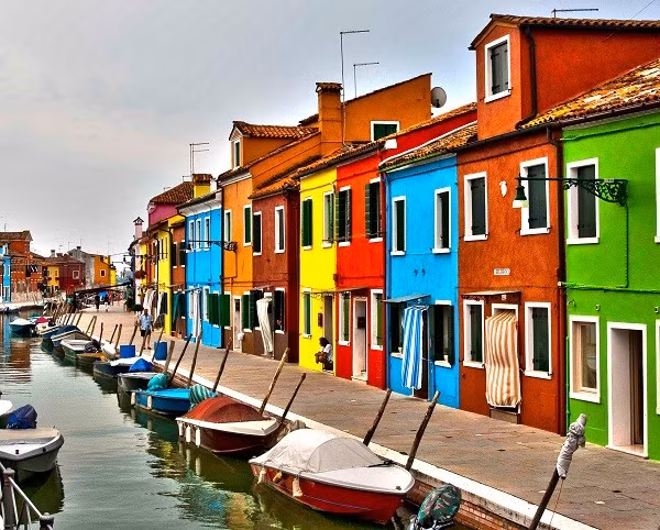 Đến với hòn đảo màu mè nhất nước Ý, du khách sẽ được tận hưởng cảm giác thanh bình và yên ả, đối lập hẳn với sự ồn ào và náo nhiệt của các trung tâm thành phố nằm gần đó.