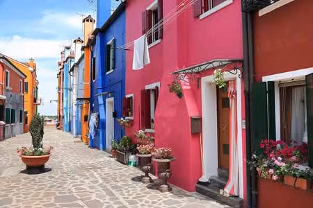 Từ đó, những căn nhà màu sắc rực rỡ này đã tạo cho Burano một nét riêng biệt mà ít nơi nào có được.