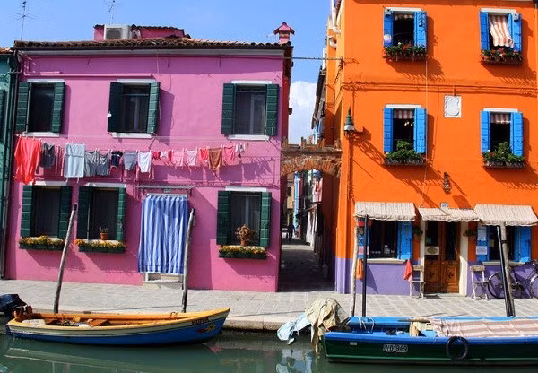 Theo truyền thuyết, những ngôi nhà trên đảo Burano được tô điểm với màu sắc bắt mắt như vậy là vì từ xa xưa, khi ngư dân đánh cá trở về vào lúc rạng đông, họ không thể phân biệt được đâu là ngôi nhà của mình do có một lớp sương mù dày đặc bao phủ. Vì vậy, người dân mới bắt đầu sơn quét ngôi nhà với nhiều màu sắc khác nhau để tránh nhầm lẫn.