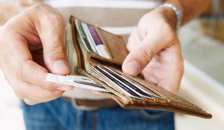 3. Không ngại mặc cả: Giá niêm yết nhiều khi vẫn dành ra một phần đề phòng khách hàng thương lượng. Hãy tận dụng chúng và không ngại mặc cả ở bất cứ đâu.