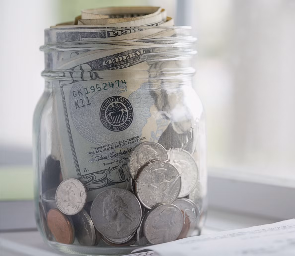 4. Tìm hiểu về sản phẩm trên mạng trước khi ra cửa hàng: Hãy bỏ một chút thời gian tham khảo giá của các sản phẩm trên mạng trước khi ra cửa hàng là cách nhanh nhất bạn tìm được nơi bán giá rẻ nhất mà không phải đi ra ngoài. Hoặc khi tìm trên mạng, bạn có thể tìm được chỗ vừa bán hàng giá rẻ vừa giao hàng đến tận nhà miễn phí.