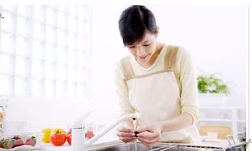 6. Sống đơn giản: Kinh tế khó khăn đã giúp nhiều người có thói quen sống đơn giản hơn, như học cách tự làm nhiều thứ thay vì thuê thợ, nấu ăn ở nhà thường xuyên thay vì ra nhà hàng, đạp xe thay vì tốn tiền cho các loại phương tiện khác. Thậm chí, nam giới có thể tự cắt tóc ở nhà thay vì ra tiệm. Những thay đổi nhỏ trong cuộc sống có thể giúp bạn cắt giảm tương đối chi phí sinh hoạt hàng tháng.