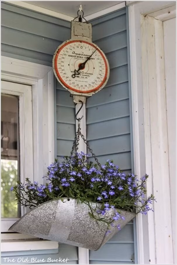 Ngay cả chiếc hót rác cũng được tận dụng để trang trí nhà.