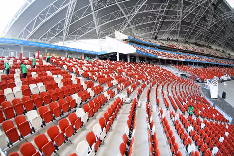 Các dãy ghế bên trong sân vận động Sports Hub được lắp 2 màu đỏ trắng, gam màu chủ đạo từ quốc kỳ Singapore.