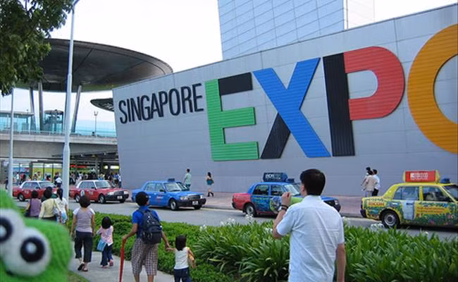 Theo ước tính, nước chủ nhà Singapore đã đầu tư 324,5 triệu USD để sửa chữa, nâng cấp các địa điểm thi đấu, chỗ ở cho các đoàn thể thao, tổ chức các Lễ khai mạc và bế mạc. Trong ảnh là Khu thi đấu võ thuật Singapore Expo cho SEA Games 2015.