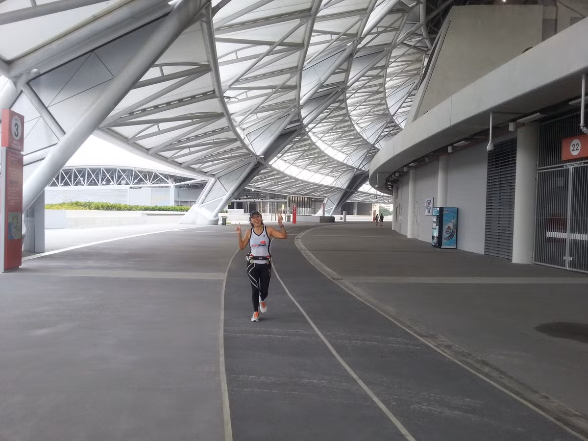 Hành lang tầng 3 bên ngoài sân chính còn thiết kế đường pitch tiêu chuẩn 800 m phục vụ môn điền kinh. Rìa mái che phủ kín toàn bộ sườn hành lang bên ngoài.