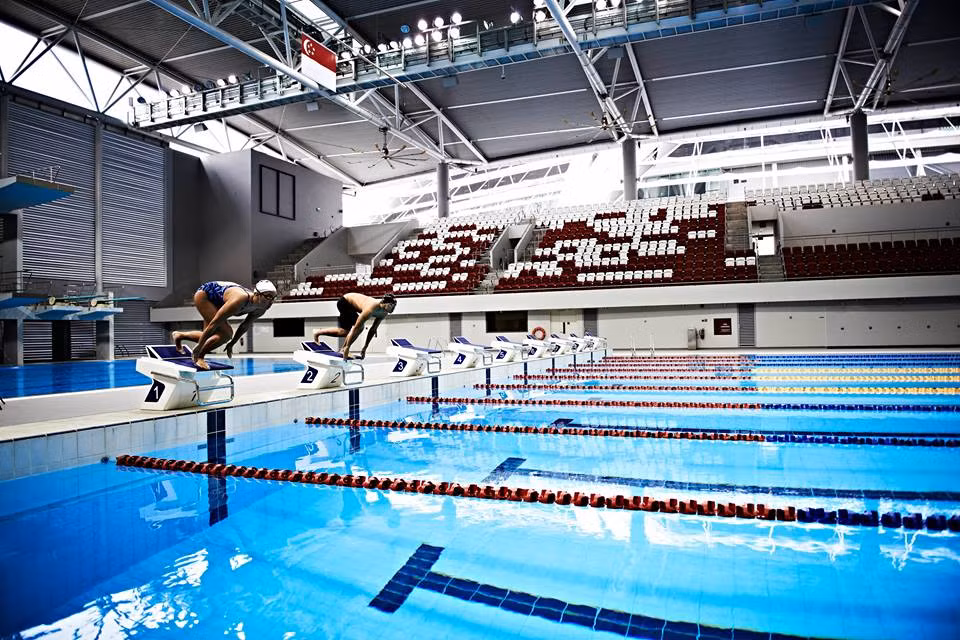 Khuôn viên bể bơi và khán đài với sức chứa 6.000 chỗ ngồi được xây dựng kiên cố và thường xuyên được bảo dưỡng nên luôn giữ được sự "long lanh".