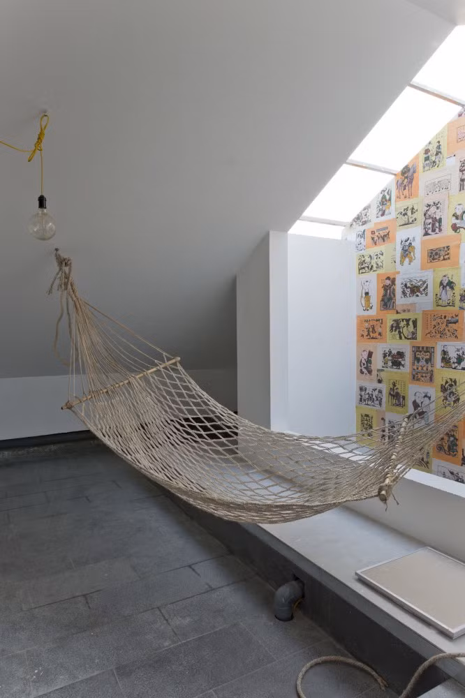 Công ty Landmak Architecture đã thiết kế thêm một sàn nhà để phân chia theo chiều cao của không gian tạo thành 2 phần nhưng vẫn đảm bảo chiều cao cho phòng ngủ.